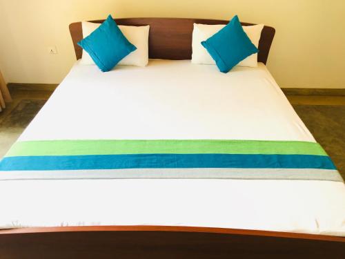 Deluxe Double Room with Balcony image 4