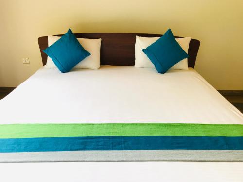 Deluxe Double Room with Balcony image 3