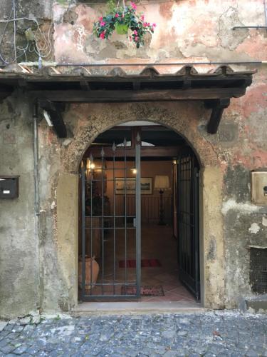 Sissepääs, Casetta Di Carlo Magno in Sutri