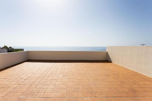 Modern & Bright Apartment with Sea View and Wifi