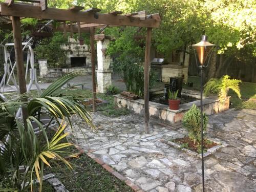 Kert, The Retreat in Castroville (TX)