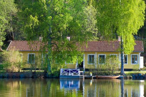 Beautiful home surrounded by nature and water only 20 minutes from city center
