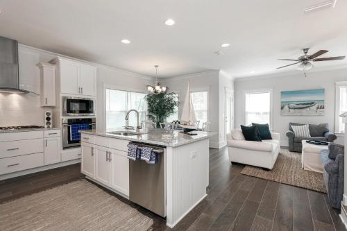Prime Locale With Pool & Dock Access Near Beach Home - image 6