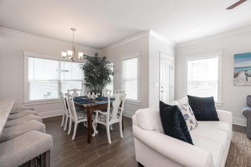 Prime Locale With Pool & Dock Access Near Beach Home - image 9