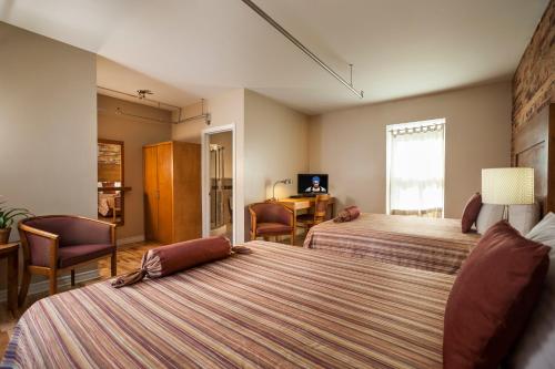 Superior Queen Room with Two Queen Beds image 3