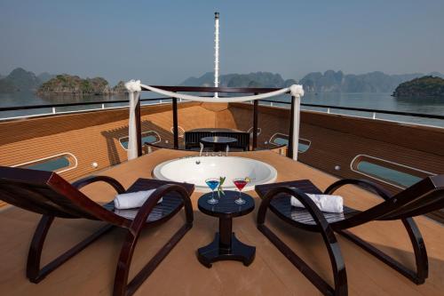 Scarlet Pearl Cruises in Hạ Long
