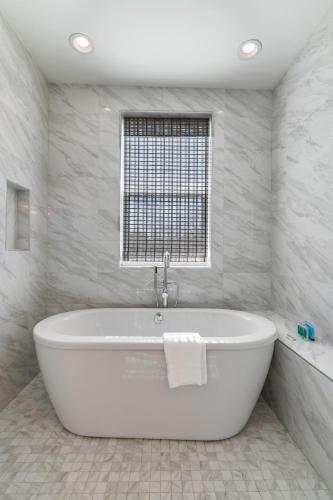 Stunning Luxury Living Near City Attractions - image 12