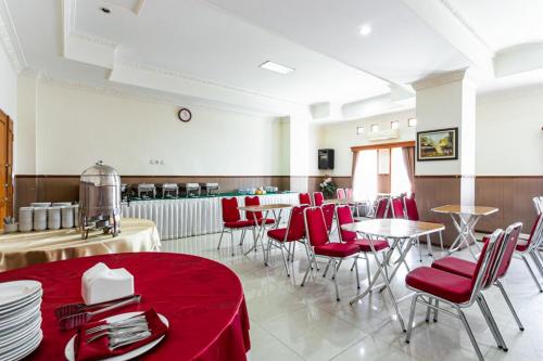 Restaurant, RedDoorz Plus near Alun Alun Karanganyar in Karanganyar city
