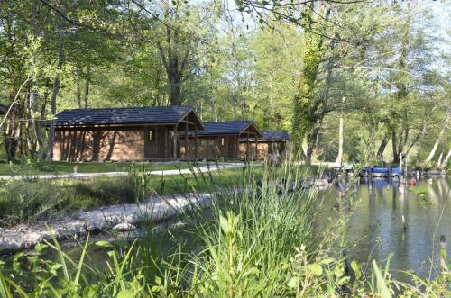 Cabane au Bord de l'Eau