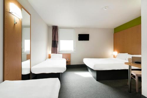 1 double bed, 2 twin beds