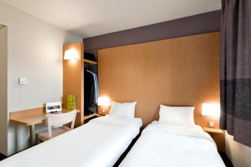 1 double bed, 2 twin beds