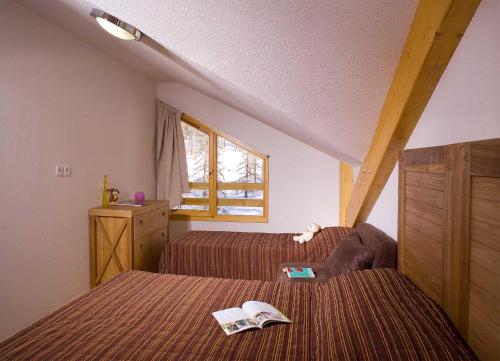 2 bedrooms, 7 beds
