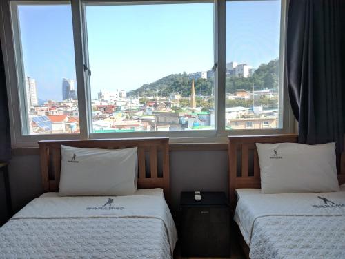 Backpackers In Yeosu