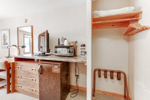 The Rooms at Chanticleer Inn