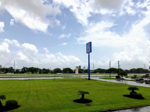 Motel 6-Clute, TX