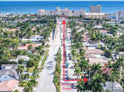 Gorgeous venetian home walk to beach with HOTTUB
