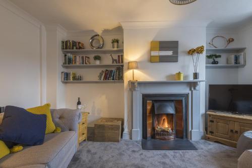 Finest Retreats - Tegannedd - Luxury Grade II Listed Cottage With Hot Tub