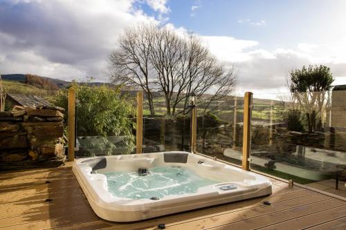 Finest Retreats - Tegannedd - Luxury Grade II Listed Cottage With Hot Tub