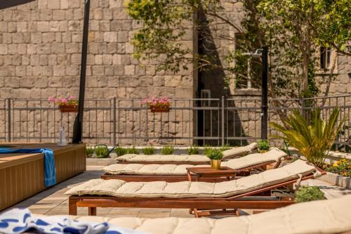 Evala luxury rooms with pool and garden - image 2