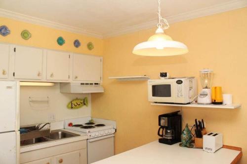 Family Vacation with great Ocean Views 3 BR's /2 baths! - image 9