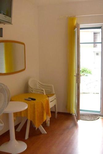 Apartments with a parking space Brela Makarska - 6907 - image 2