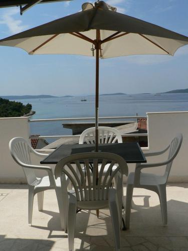  Apartment Vesa - by the sea in Okrug Donji