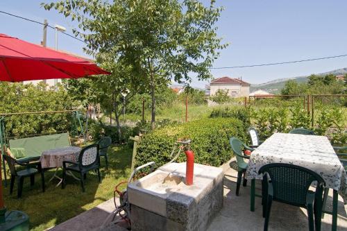  Apartment Slavka - garden terrace, Pension in Podstrana