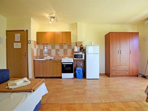 Apartments Mari - 30m from sea - image 9