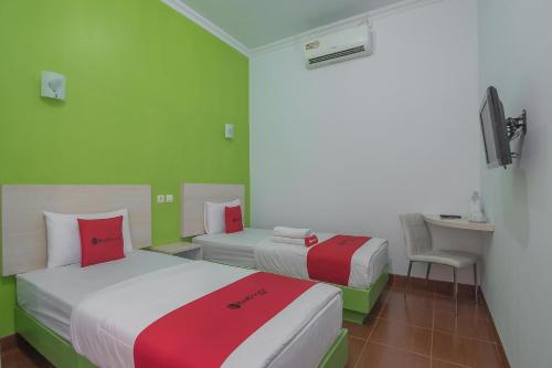 RedDoorz Plus near Alun Alun Kuningan