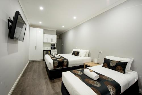 1 king bed, 1 twin bed