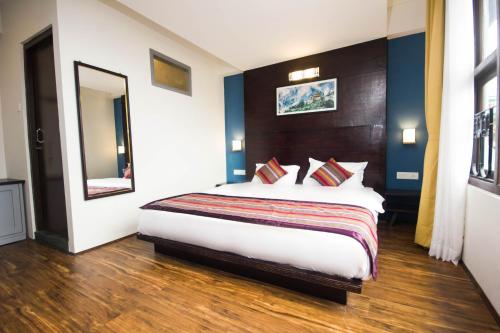 King Room with Mountain View image 3