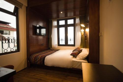 Economy Double Room image 3