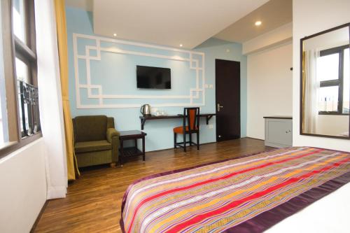 King Room with Mountain View image 4