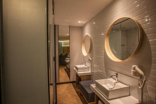 room detail thumbnail 2