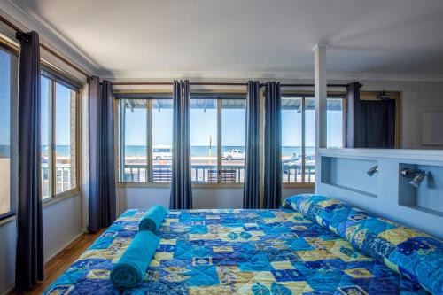 Shark Bay Seafront Apartments in เดนแฮม