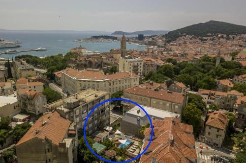 Evala luxury rooms with pool and garden - image 10