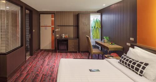 Deluxe Double Room image 2