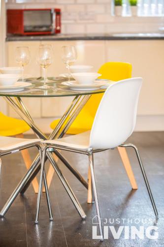 Liverpool House - Modern Town House - Close To Centre - FREE Parking - image 5