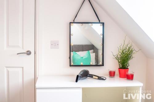 Liverpool House - Modern Town House - Close To Centre - FREE Parking - image 2