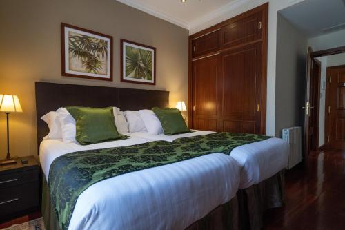 2 twin beds, 1 sofa bed