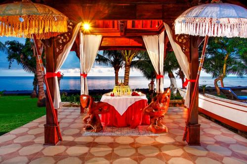 Restaurant, Puri Saron Baruna Beach Cottages in Lovina Beach