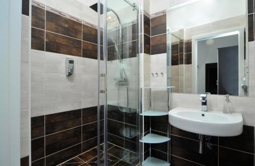 Old Town Square Apartments - image 7