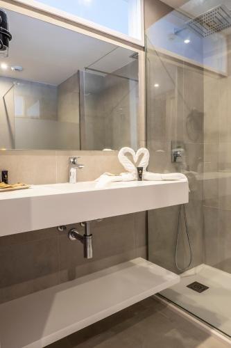 Standard Double or Twin Room image 6