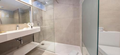 Standard Double or Twin Room image 5