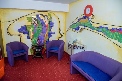 Deluxe King Room image 6