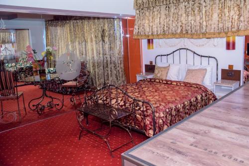 Deluxe King Room image 7