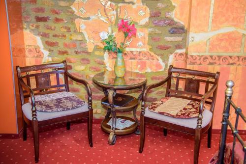 Deluxe Queen Room image 8