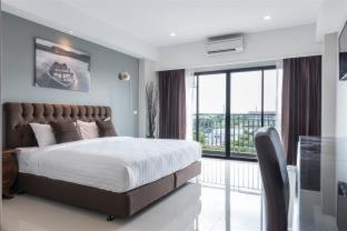 Golden Foyer Suvarnabhumi Airport Hotel near วัดศรีวารีน้อย