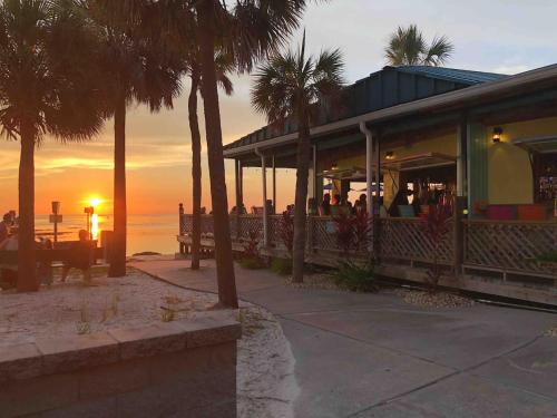 The Little Blue House - Pet Friendly! Fenced Backyard with Tiki Bar & Fire Pit