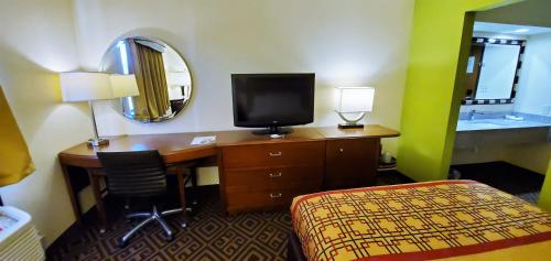 Travel Inn and Suites - image 7